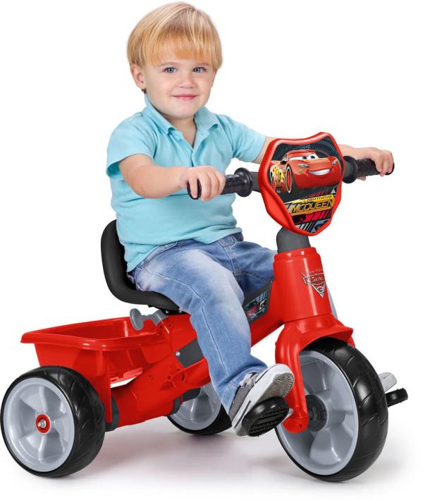 Pojke prövar att cykla - Disney cars är en favorit hos många barn.