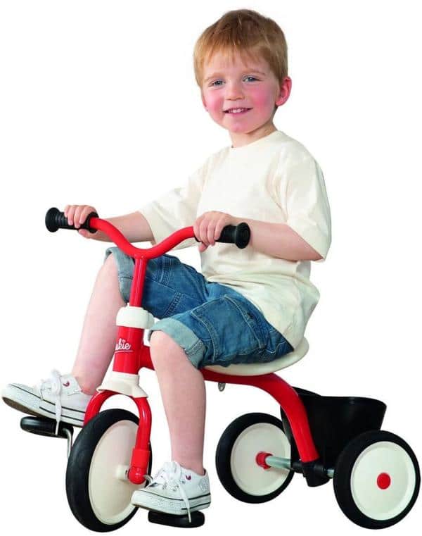 Pojke testar att cykla på en Smoby Rookie.