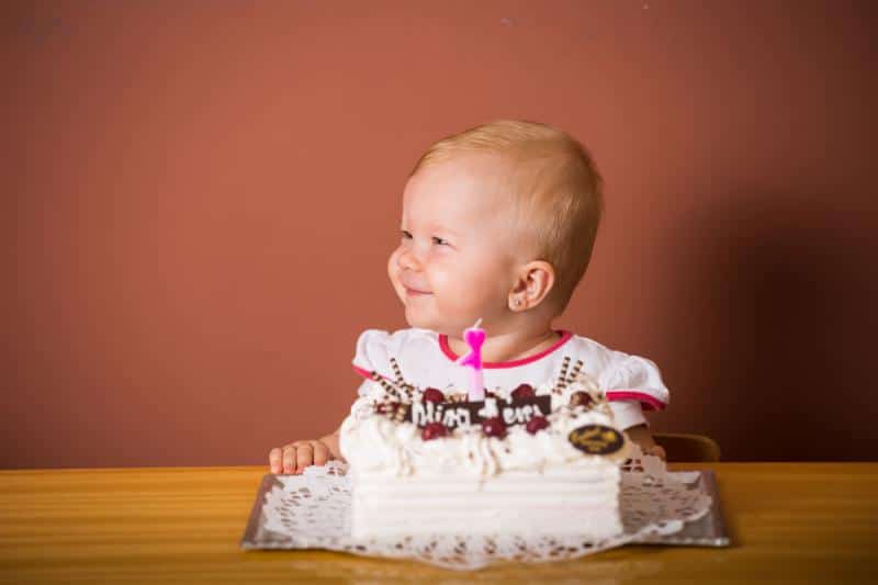 presenttips till barn som fyller 1 år - äter tårta